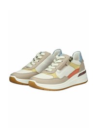 Baskets légères en cuir et tissu, présentant une palette de couleurs beige, blanche et orange, avec une semelle texturée et un système de laçage.