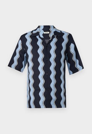 Chemise à manches courtes boutonnée avec des rayures verticales ondulées noires, bleues et blanches, col ouvert et boutons sur le devant.