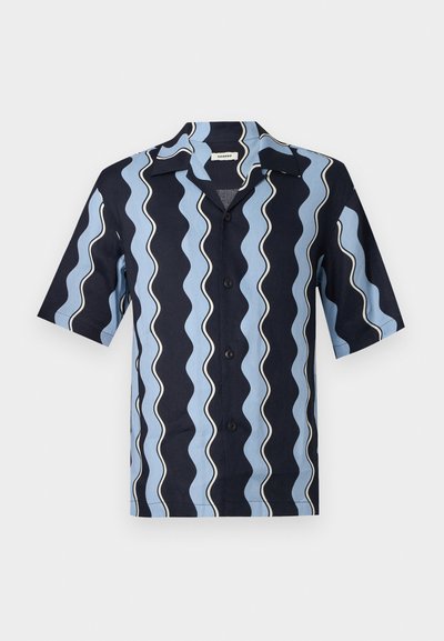 Πουκάμισο με κοντά μανίκια και κουμπιά, με μαύρες, μπλε και άσπρες κυματιστές κάθετες ρίγες, γιακά με άνοιγμα και κουμπιά μπροστά.