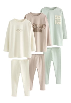 Drei Sets aus langärmligen Kinderhemden und Leggings, gefertigt aus weicher Baumwolle in Creme, Hellrosa und Minzgrün, mit grafischen Aufdrucken.
