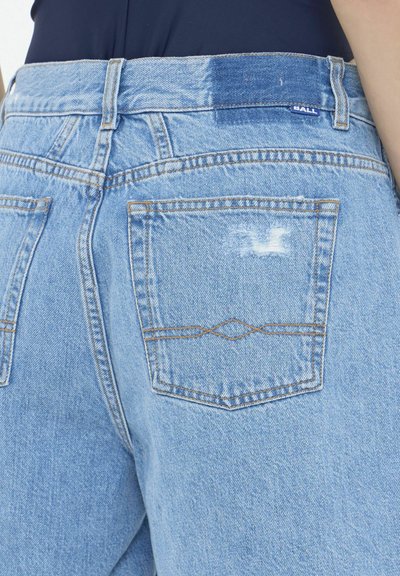 Jeans de denim azul claro con una cintura de altura media, dos bolsillos traseros con detalles de costura y una ligera área desgastada en la tela.