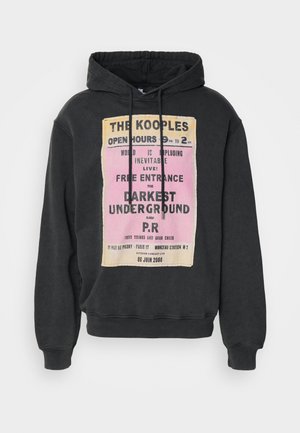 Sweatshirt preto com um estampado gráfico em texto amarelo e rosa. Capuz com cordão ajustável e punhos e bainha em malha. Textura de tecido suave.