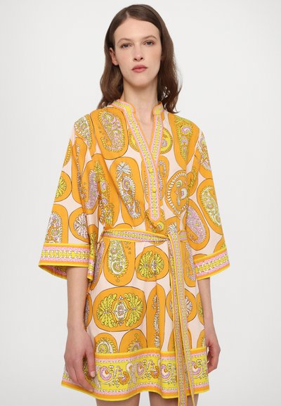 Lys gul mønstret kjole med paisley- og blomsterdesign, der har kraveudskæring, trekvartærmer og et matchende bælte.