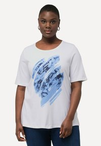 Witte t-shirt met korte mouwen, voorzien van een blauw abstracte penseelstreekprint, ronde halslijn en een zachte textuur. Gemaakt in combinatie met blauwe denim.