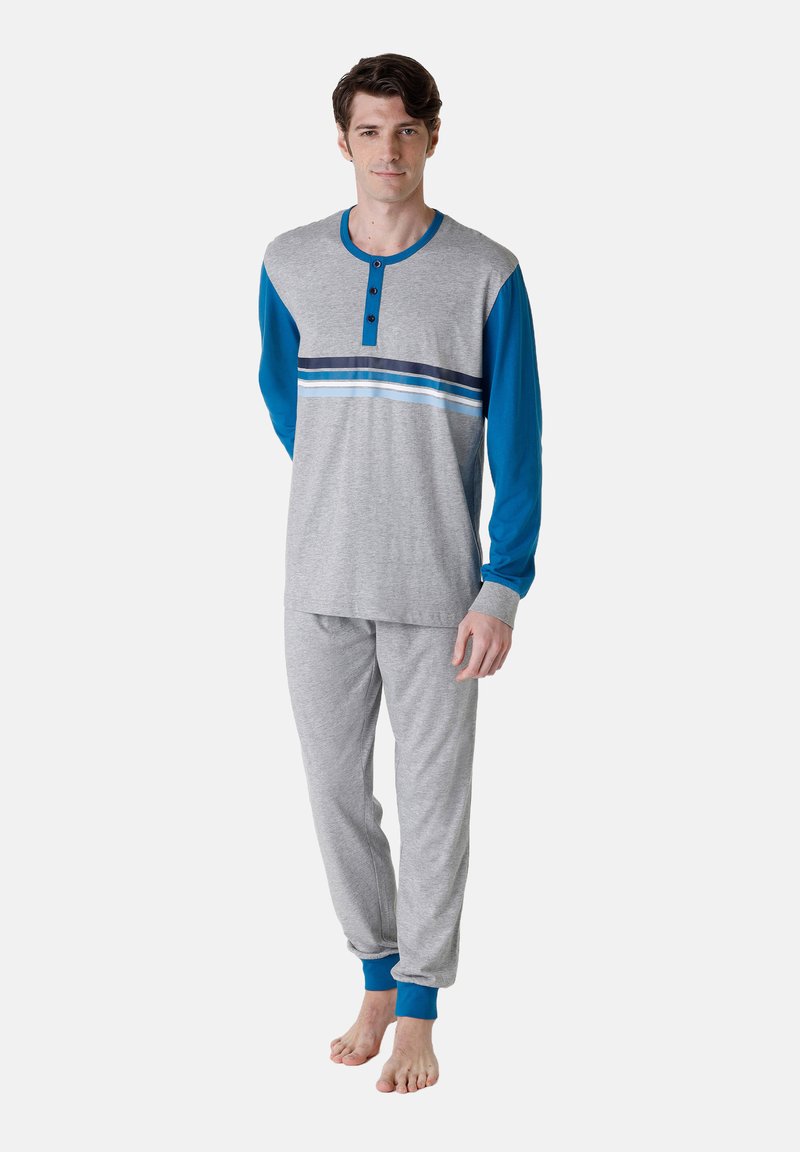 Set di pigiama grigio in cotone con maniche lunghe blu e scollatura con bottoni. Presenta righe orizzontali blu e navy sulla parte frontale.