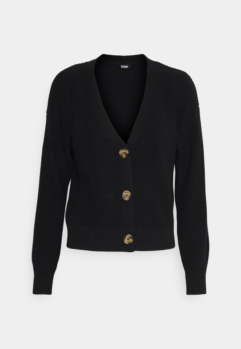 Svart stickad cardigan med V-ringning, ribbade mudd och nederkant samt tre bruna knappar framtill, visad mot en vit bakgrund.