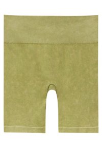 Shorts verts côtelés avec une large ceinture, fabriqués dans un tissu doux et texturé, coupe à hauteur du genou. Sans motifs ni accents supplémentaires.