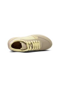 Ljust gula atletiska skor med beige accenter, texturerat tyg, släta överlägg, rund tå och kontrasterande snörning. Inredning klädd med kork.
