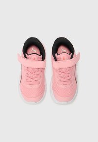 Baskets de sport roses avec une tige en mesh, une sangle ajustable et un design à lacets. Semelle blanche avec des accents noirs et un logo sur la languette.