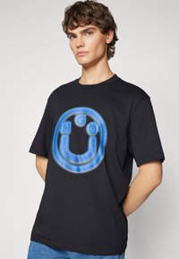 HUGO NAKOREE - Μπλουζάκι με στάμπα - black