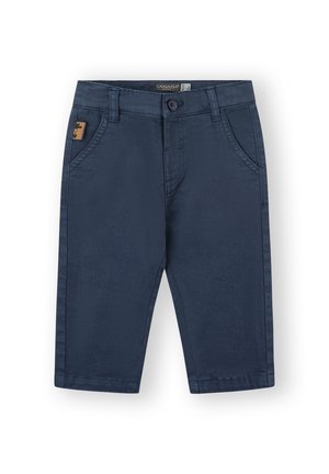 Pantalones de niño en azul marino con cierre de botón, trabillas para cinturón, bolsillos delanteros y una pequeña etiqueta de logo marrón en el bolsillo izquierdo.