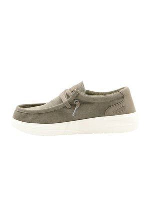 Mocassin décontracté en toile verte olive avec lacets beige, col rembourré et semelle épaisse en caoutchouc blanc, présenté de profil sur fond blanc.