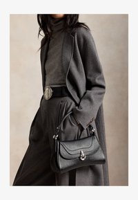Seleccionado, black
