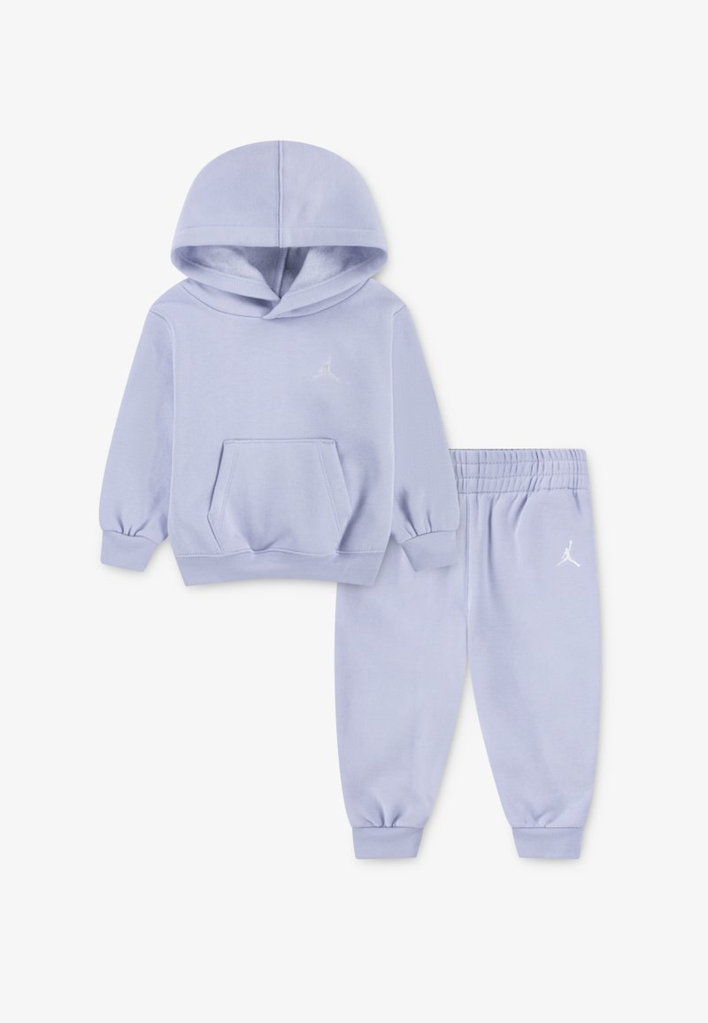 Hellblaues Hoodie und Jogginganzug-Set aus weichem Stoff. Das Hoodie hat eine Fronttasche und ein kleines Logo; die Jogginghosen haben elastische Bündchen und einen elastischen Bund.