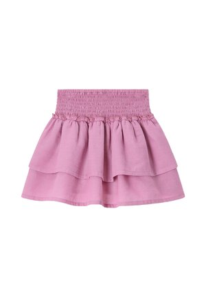 Roze gelaagde minirok met een brede, geplooide elastische tailleband en twee rucheslagen op een witte achtergrond.
