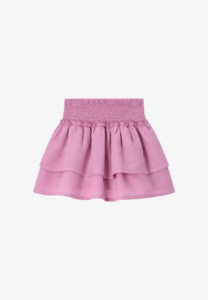 Roze gelaagde minirok met een brede, geplooide elastische tailleband en twee rucheslagen op een witte achtergrond.