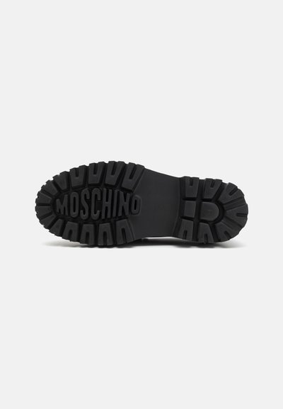 MOSCHINO - Czółenka na platformie