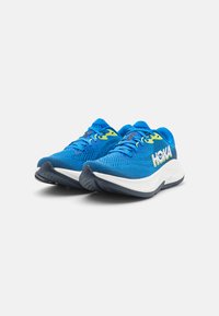 Blauwe mesh hardloopschoenen met witte en marineblauwe accenten. Voorzien van een ademende bovenkant, ronde neus, gevoerde kraag en een opvallend logo op de zij.
