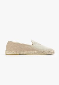 Beige espadrille slip-on sko med herringbone-stof, struktureret overdel og vævet jute sål forsynet med en syet kant.