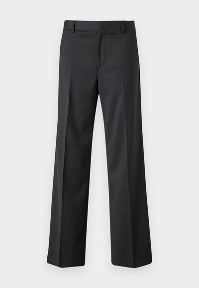 Pantalons larges noirs en tissu lisse. Dotés d'une taille avec passants de ceinture et de plis à l'avant. Coupe droite jusqu'à la cheville.
