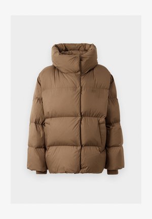 Bruine pufferjack met een hoge kraag en brede gewatteerde secties. Heeft ribgebreide boorden en een subtiel logo-detail op de borst.