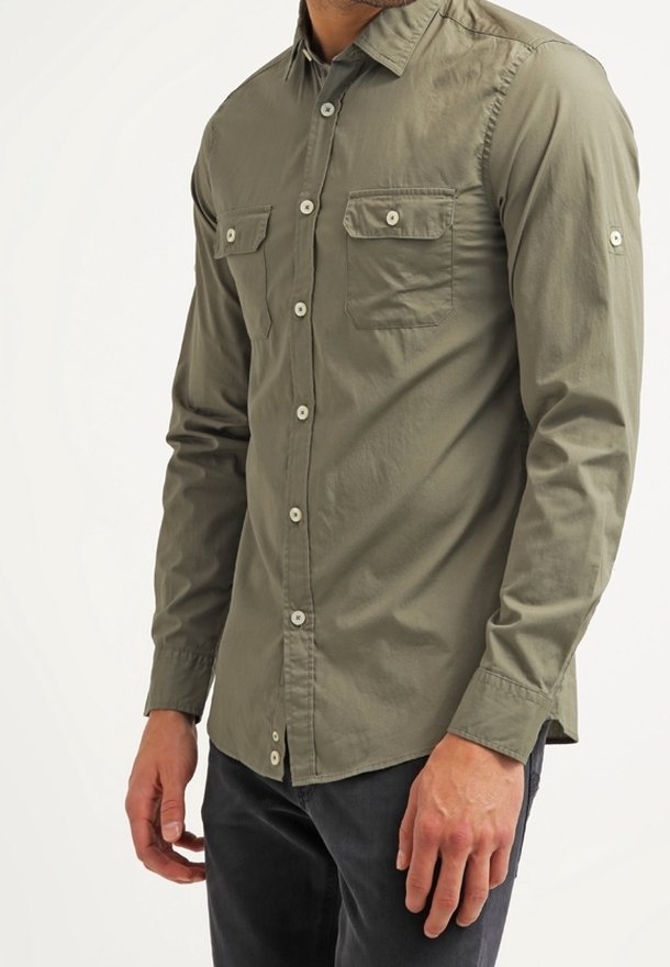 Camicia verde oliva con bottoni, realizzata in tessuto leggero, dotata di due tasche sul petto, bottoni bianchi e maniche lunghe con polsini abbottonati.