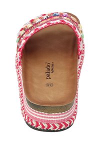 Sandal con toe aperto caratterizzato da una tomaia intrecciata rosa con accenti colorati, un soletta imbottita marrone e suola in gomma testurizzata.