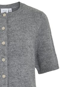Grijze gebreide cardigan met een ronde halslijn, korte mouwen en zes lichtgekleurde knopen aan de voorkant. Zachte textuur en subtiel patroon.