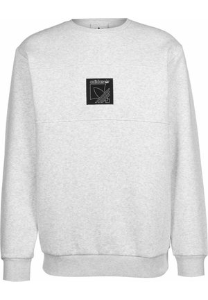 Hellgrauer Adidas-Sweatshirt mit langen Ärmeln und einem kleinen schwarzen quadratischen Logo-Patch, der mittig auf der Brust angebracht ist.