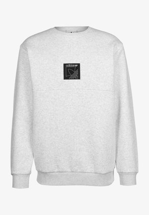 Sweat-shirt gris clair Adidas à manches longues avec un petit patch logo carré noir centré sur la poitrine.