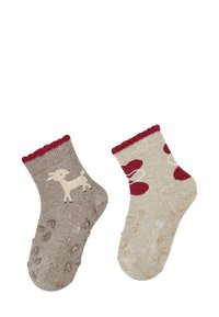 Stricksocken in hellbraun mit einem Ziegenmotiv und in beige mit roten Herzmustern. Beide haben rutschfeste Sohlen.