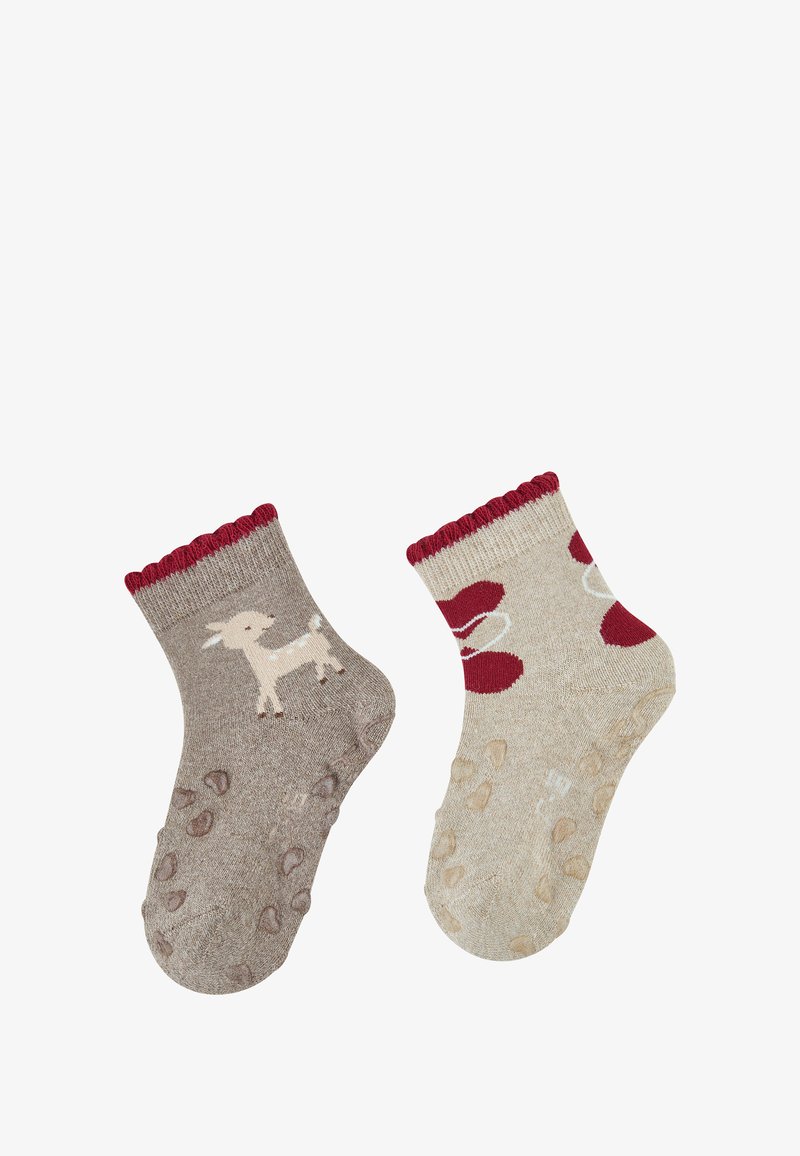 Stricksocken in hellbraun mit einem Ziegenmotiv und in beige mit roten Herzmustern. Beide haben rutschfeste Sohlen.