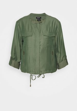 Olivově zelená dámská lehká bunda s ohrnutými rukávy, bočními kapsami na zip, náprsními kapsami na klopě a stažením na spodním lemu.