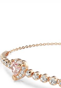 Armband i roséguld med en hjärtformad rosa ädelsten och klara kristaller. Inkluderar ett kedjekopplingdesign för justerbar längd.