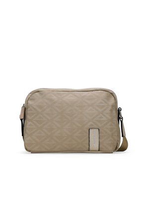 Bolso beis con cremallera, con un patrón geométrico en relieve, forma rectangular, superficie texturizada y una etiqueta de marca plateada en el lateral.