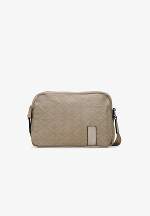 Bolso beis con cremallera, con un patrón geométrico en relieve, forma rectangular, superficie texturizada y una etiqueta de marca plateada en el lateral.
