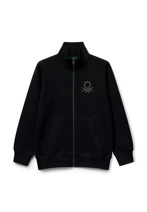 Schwarze Zip-Jacke mit Stehkragen, Fronttaschen, gerippten Bündchen und einem kleinen gestickten Logo auf der linken Brust.