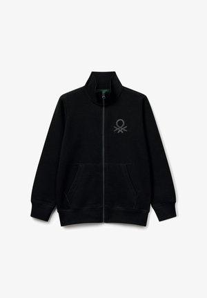 Giacca nera con zip e colletto alto, tasche frontali, polsini a costine e un piccolo logo ricamato sul lato sinistro del petto.