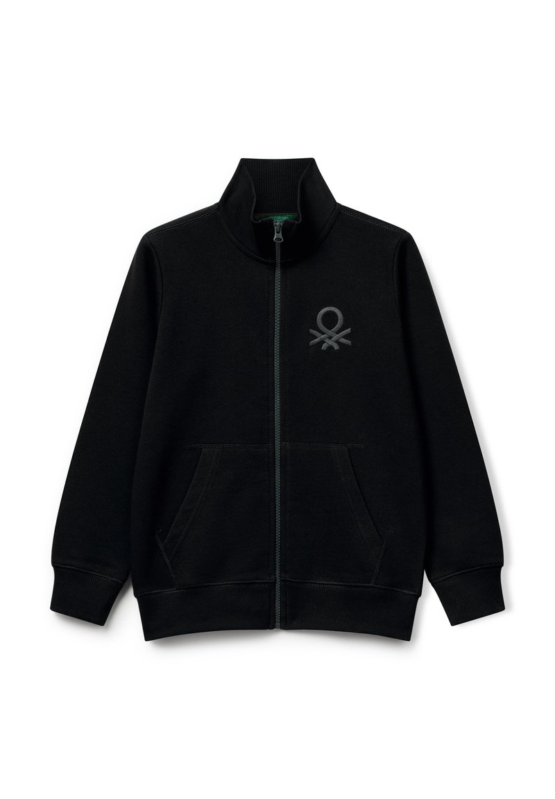 Giacca nera con zip e colletto alto, tasche frontali, polsini a costine e un piccolo logo ricamato sul lato sinistro del petto.