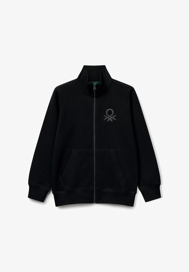 Černá zipová bunda s stojáčkovým límcem, předními kapsami, žebrovanými manžetami a malým vyšitým logem na levé hrudi.