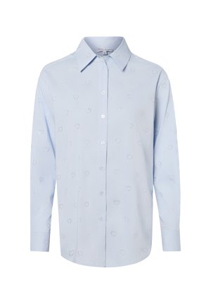 Hellblaues Langarm-Hemd mit Knopfleiste, spitzem Kragen und perforierten Herzmustern auf dem gesamten Stoff.