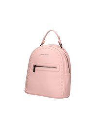 Zaino in ecopelle rosa con forma arrotondata, dettagli borchiati, tasca frontale con zip e manico corto; marchiato "Pierre Cardin."