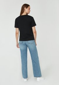 Sail Racing W RACE HEAVY TEE - T-shirts basic - carbon