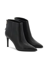 Botas de cuero negras hasta el tobillo con punta afilada y tacón de aguja. Cuentan con un acabado suave y un cierre de cremallera en la parte posterior.