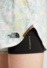 Lättviktiga, mångfärgade shorts med ett pastellfärgat abstrakt mönster, med The North Face-logotypen och en svart innershorts märkt FLASHDRY-XD.