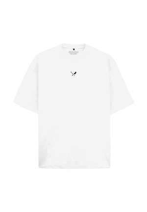 Hvid oversized T-shirt med lille sort krydset kniv- og gaffelikon centreret under halsudskæringen, korte ærmer, rund hals.