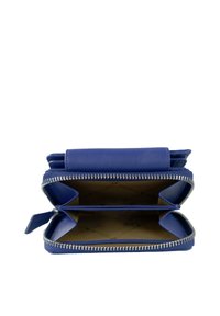Portafoglio in pelle blu con zip argentata, dotato di due scomparti e una superficie liscia. All'interno è foderato, con due slot per carte visibili.