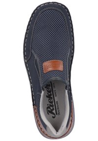Scarpa slip-on navy con tomaia in rete, dettagli in pelle marrone, cuciture bianche e interno imbottito; presenta un design a punta arrotondata.