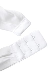 Witte elastische bh-bandjes met een gladde textuur en verstelbare haakjes. De basis heeft vier lussen voor bevestiging. Versterkte stiksels aan de randen.