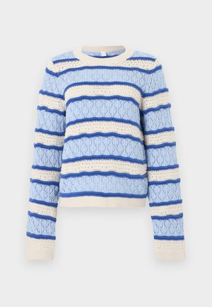Pull tricoté bleu clair et crème à rayures horizontales texturées et manches longues, avec un col rond et des poignets et ourlet côtelés.